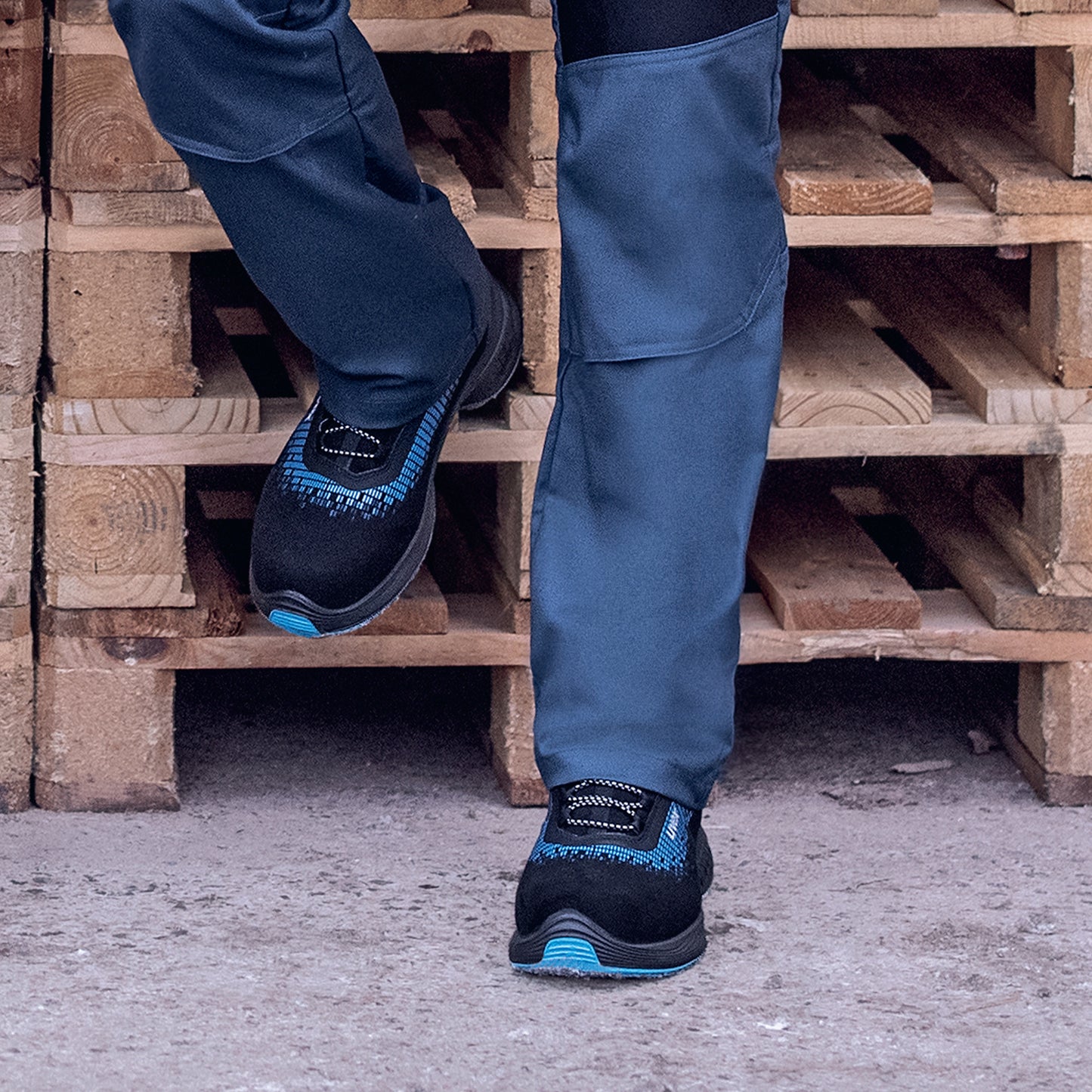 uvex 68381 G2 safety boots. Black Blue perforated microsuede ESD 100% Non-metal, metal-free, composite toe-cap. Comfortable uvex boots best deal at protexU