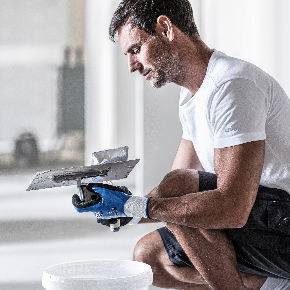 The seamless nylon liner, full-surface NBR coating and grip finish to the palms of the uvex unilite 7710F safety glove make them ideal for dirty, wet and oily environments. protexU