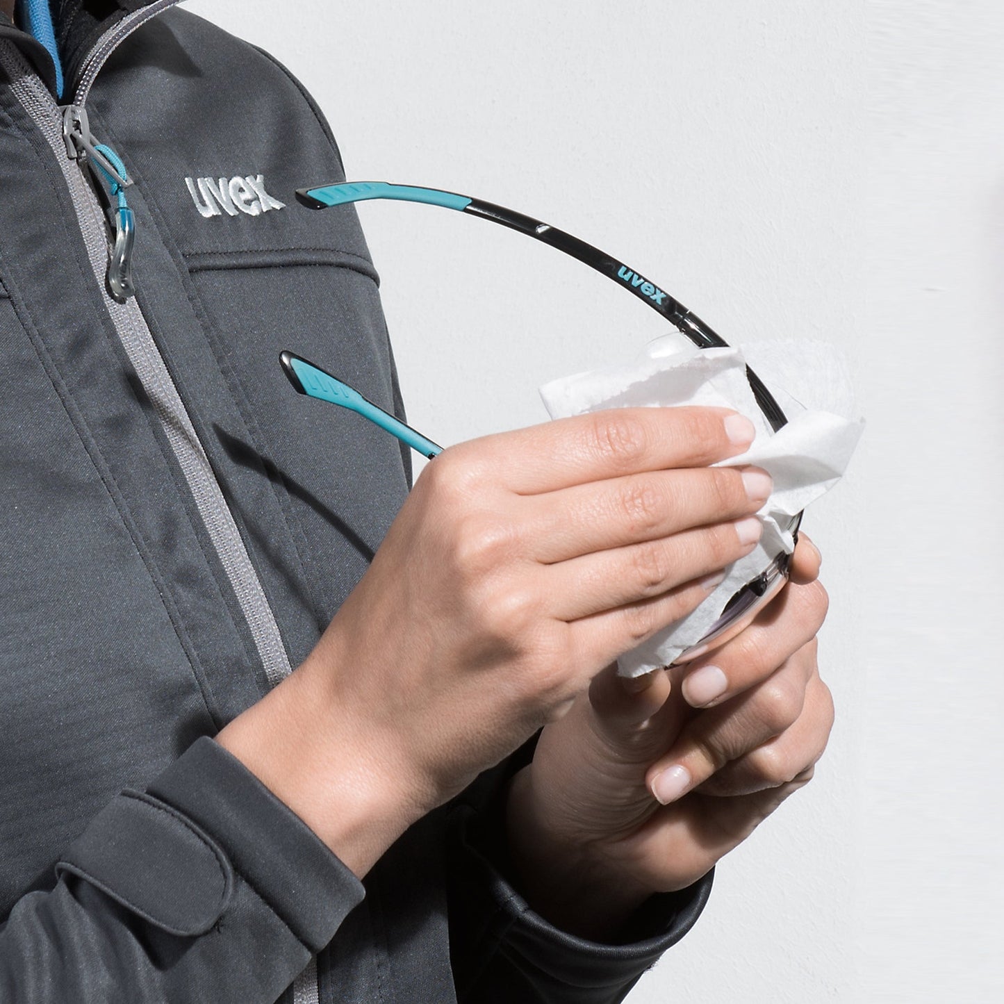 Uvex Lens Cleaning Station with Fluid Spray and Tissues (Wall Mounted). Suitable for all types of glasses. protexU